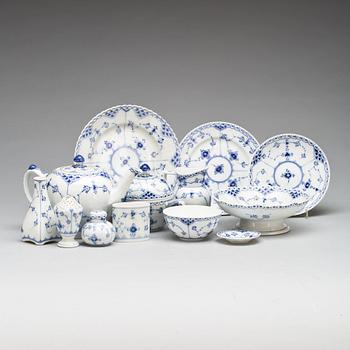 TESERVIS, 39 delar, porslin, "Musselmalet", Royal Copenhagen, 1900-talets andra hälft.