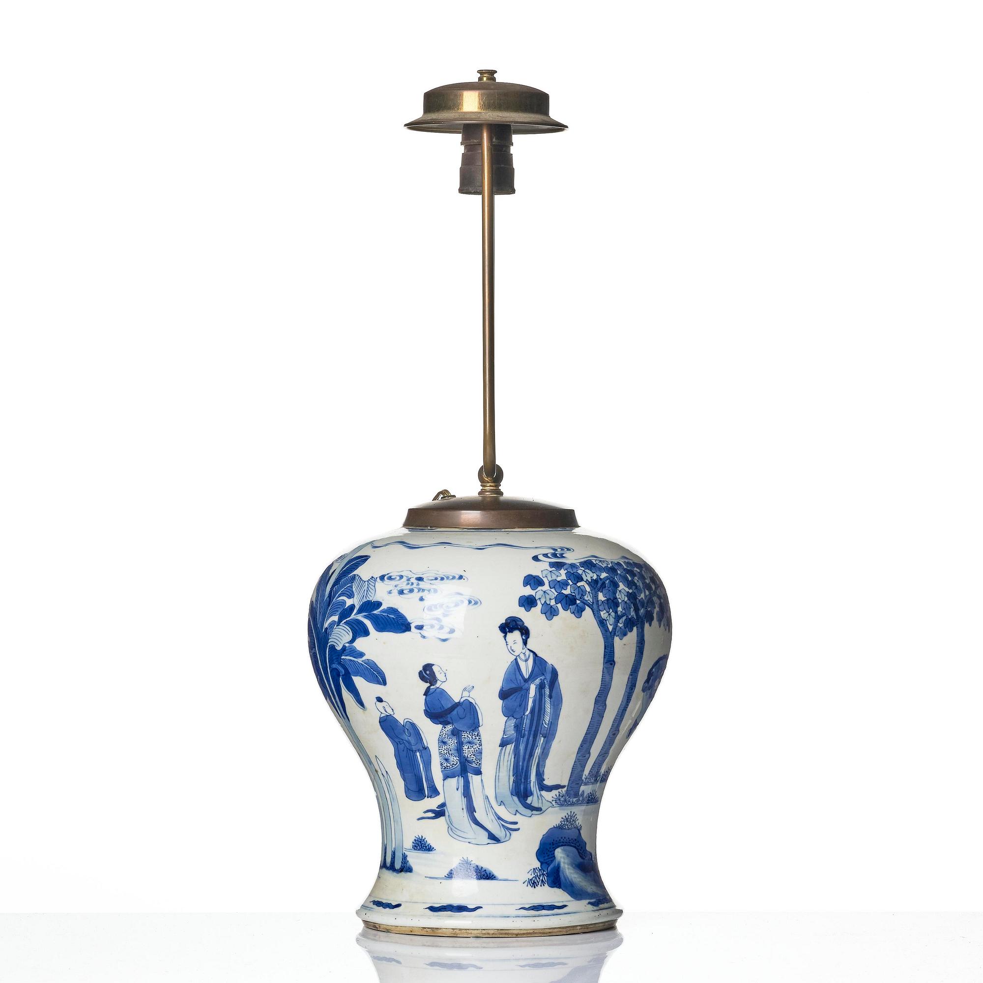 Urna/lampa, porslin. Qingdynastin, Kangxi (1662-1722).