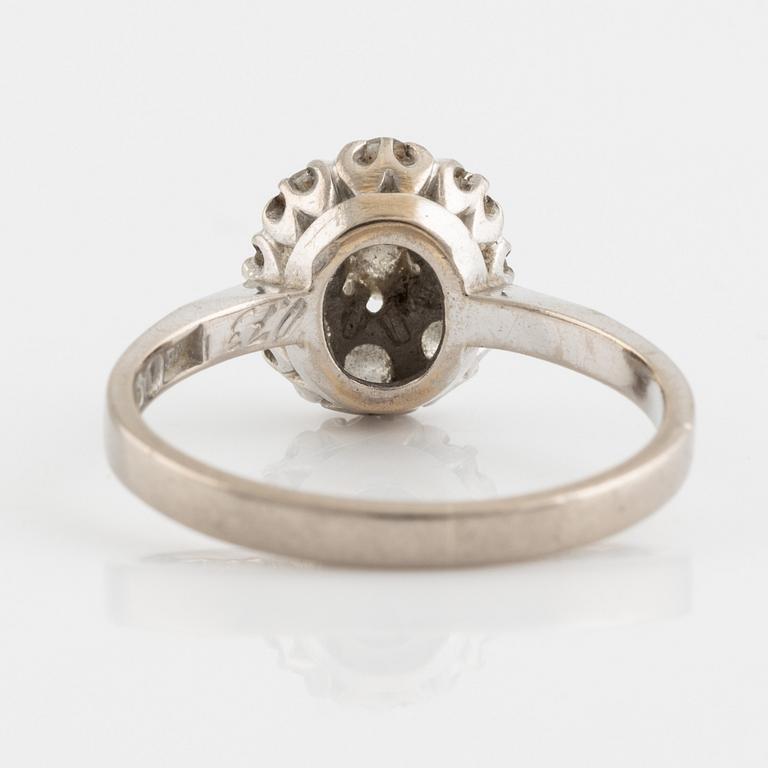 Ring carmosé med oval- och runda briljantslipade diamanter, Engelbert.