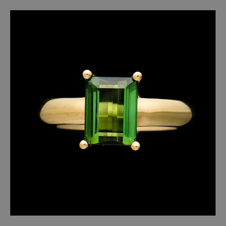 RING, 18K guld, smaragdslipad grön turmalin. Vikt ca 7,0 g.