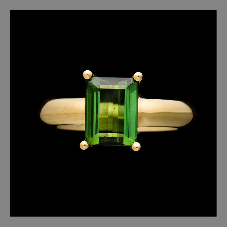 A RING, 18K gold, emerald cut green tourmaline. Weight c. 7.0 g.