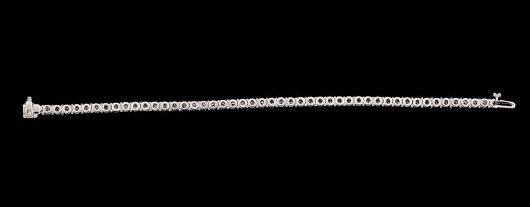 ARMBAND, 14 k vitguld, Rivière, 49 briljantslipade diamanter tot ca 2.80 ct.