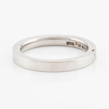 Ring 18K vitguld med prinsesslipade diamanter.