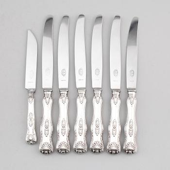 MATKNIVAR, 6 st samt OSTKNIV, silver, Gustaf Möllenborg, Stockholm 1901/1912. Total vikt ca 619 g.