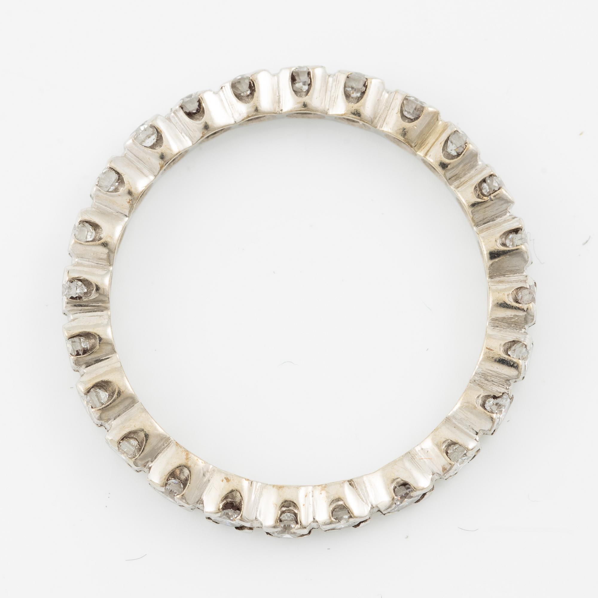 Alliansring, helallians, 14K vitguld med briljantslipade diamanter.