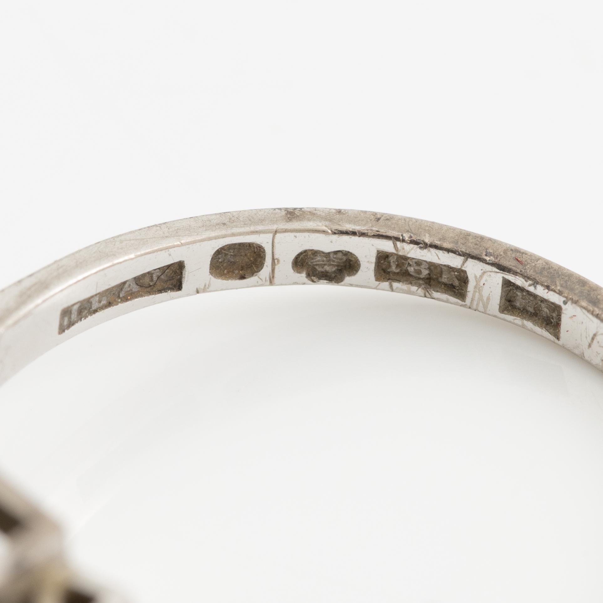 Ring, 18K white gold set with brilliant-cut and octagonal-cut diamonds.