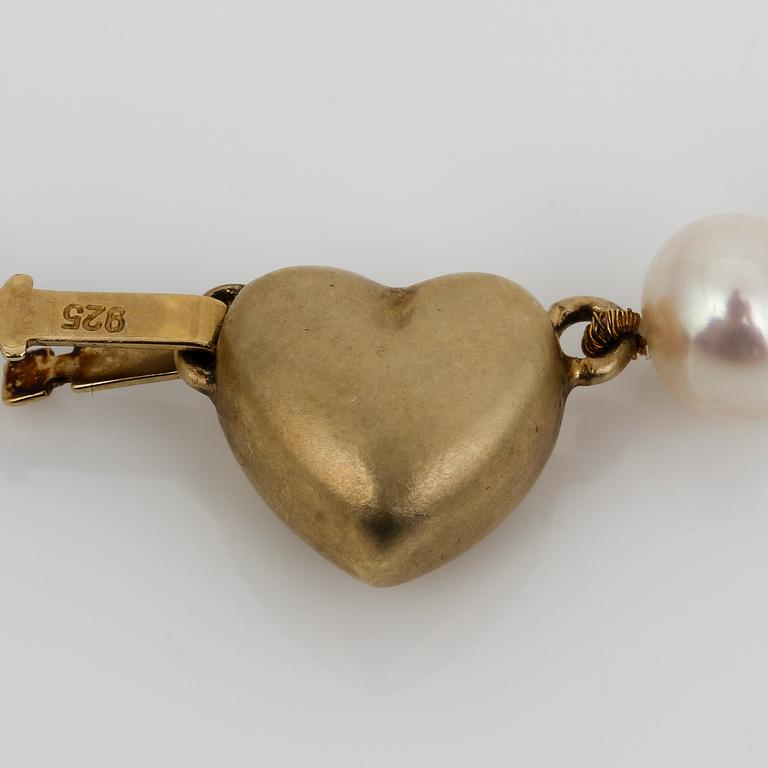 HALSBAND, med odlade sötvattenspäror och hjärtformad förgyllt silver lås.