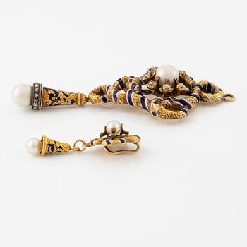 Två stycken hängen 18K guld och emalj med pärlor och gammalslipade diamanter.