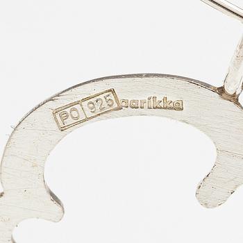 Pekka Piekäinen, Halsband "Varje moln har en silverkant", sterlingsilver. Platinoro, Åbo. För Aarikka.