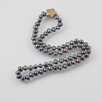 COLLIER, odlade pärlor, lås i 18K guld och vitguld med fasettslipad blå safir samt briljantslipad diamant. Vikt 28,5 g.