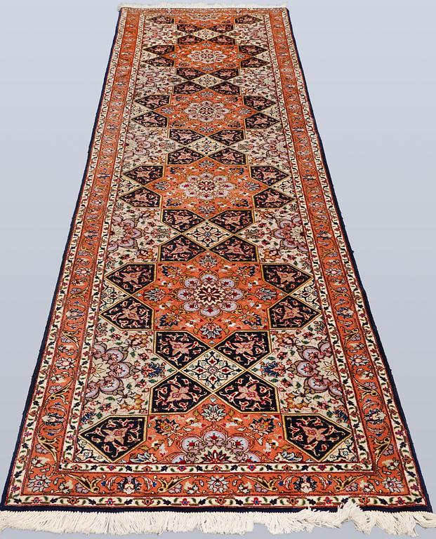 Gallerimatta, Täbris, part silk, s.k. 50 Radj, ca 300 x 77 cm.