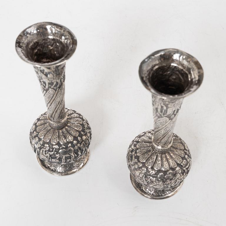 Vaser, ett par, silver, Persiska, omkring 1900.