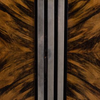 KLÄDSKÅP, 1900-talets första hälft.