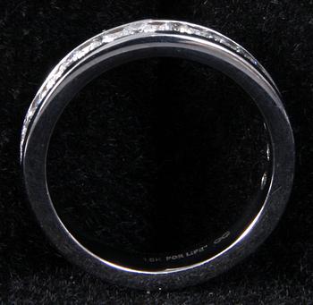 RING, halvalliansring. Vitguld samt briljant.