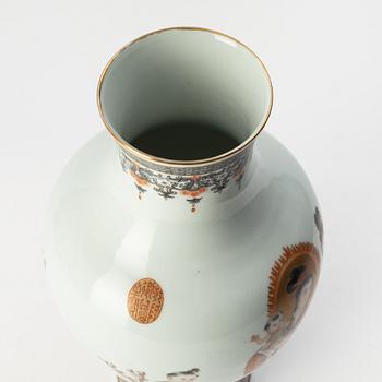 A porcelain vase, China, mid/second half of the 20th century.