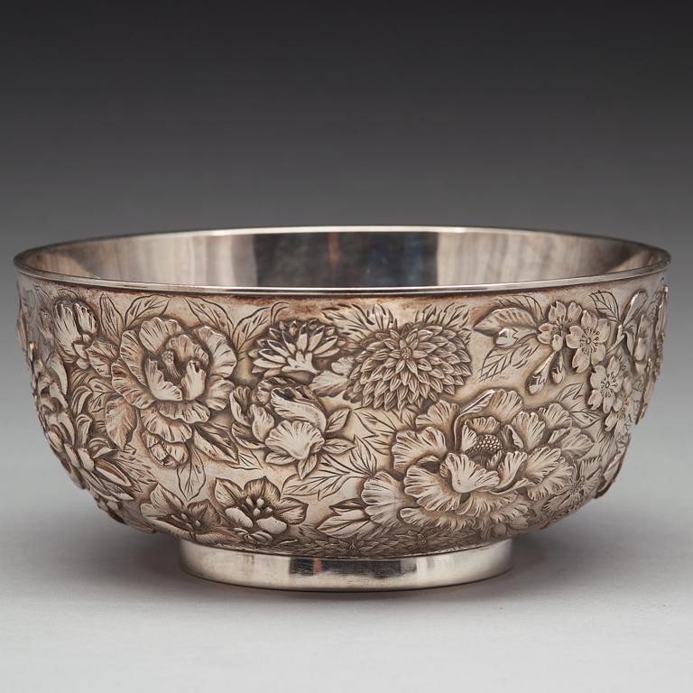 A Japanese silver bowl, early 20th Century.