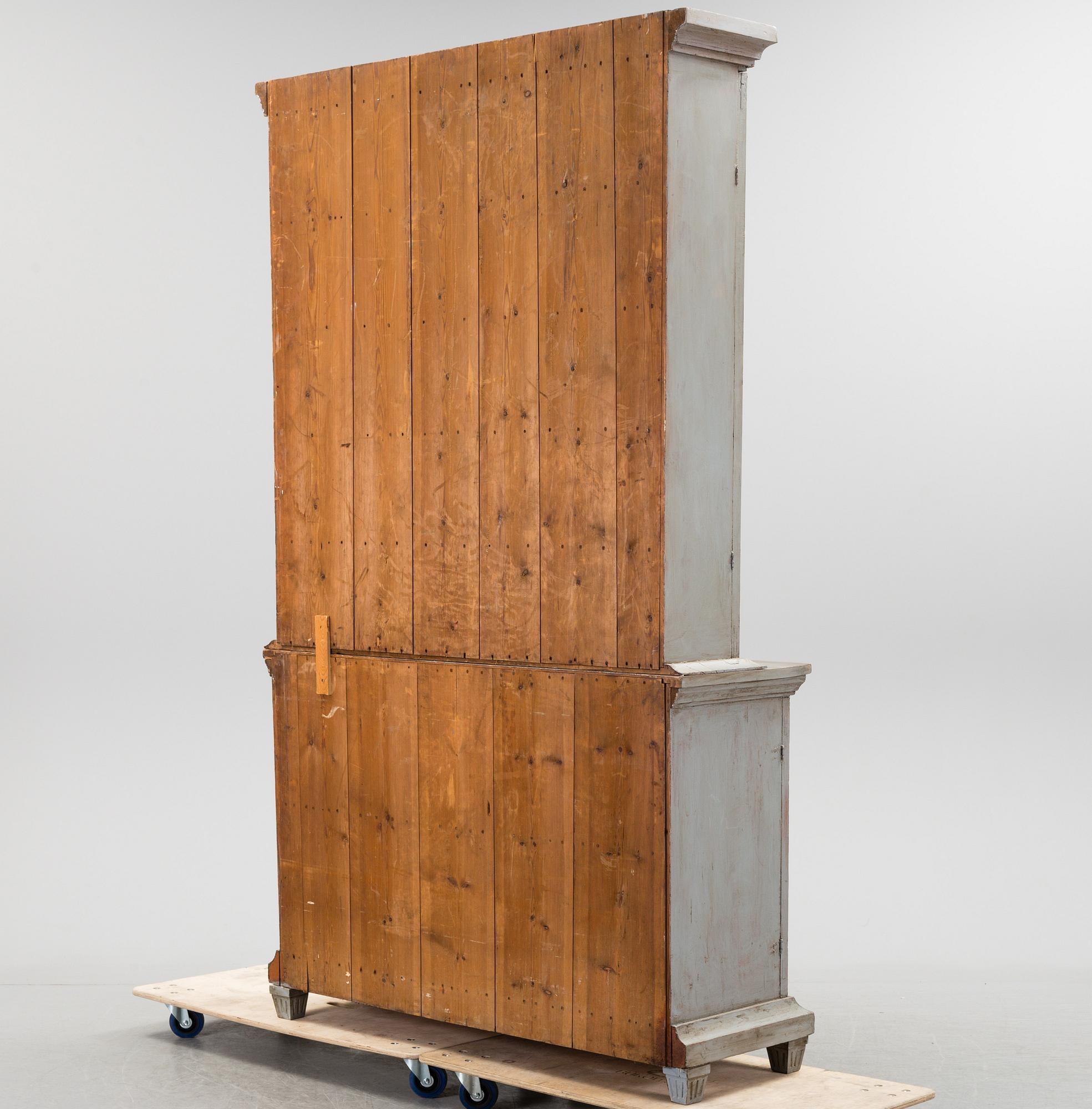 SKÅP, sengustavianskt, omkring år 1800.