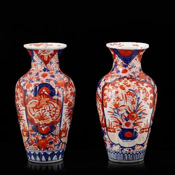 VASER, 2 st, porslin, Imari, Japan.