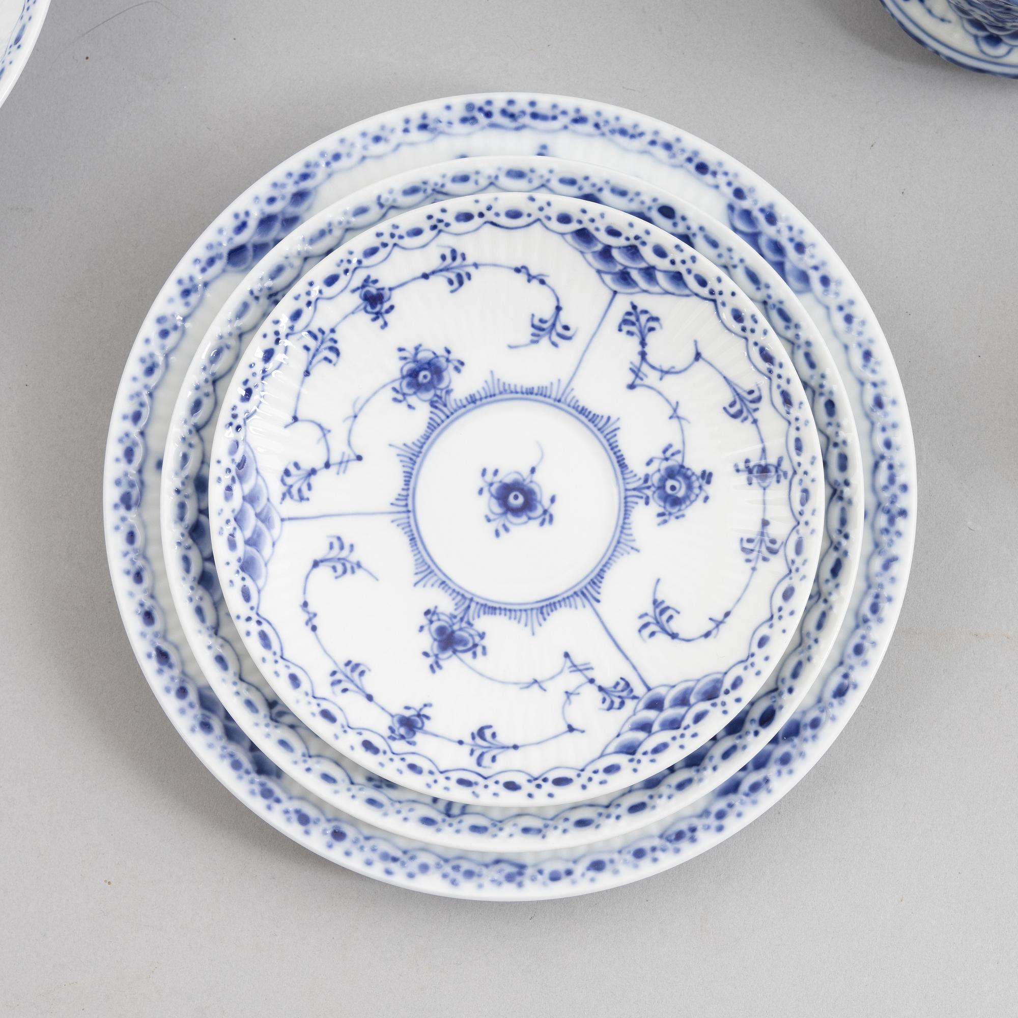 Matservis, 84 delar, porslin, "Musselmalet", Royal Copenhagen, Danmark.