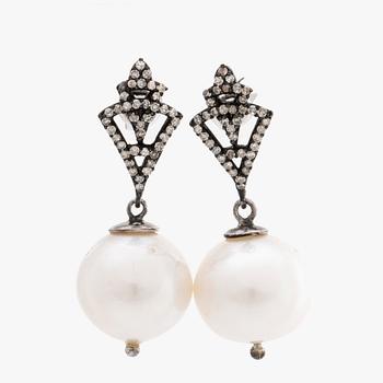 EARRINGS silver and gold 2 South Sea pearls approx 13 mm and vari-cut diamonds approx 0,20 ct in total.