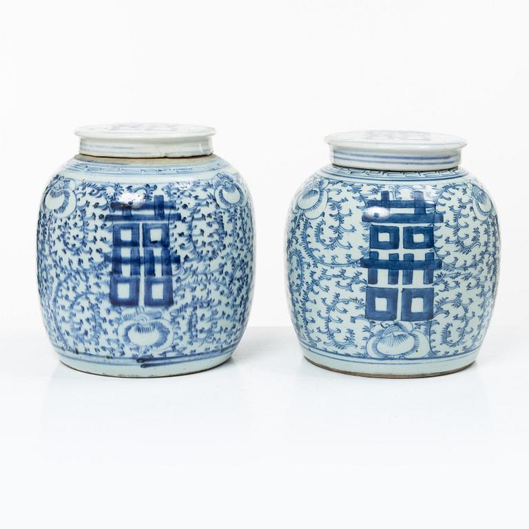 A pair of Chinese blue and white porcelain jars with covers, late Qing dynasty/around 1900.