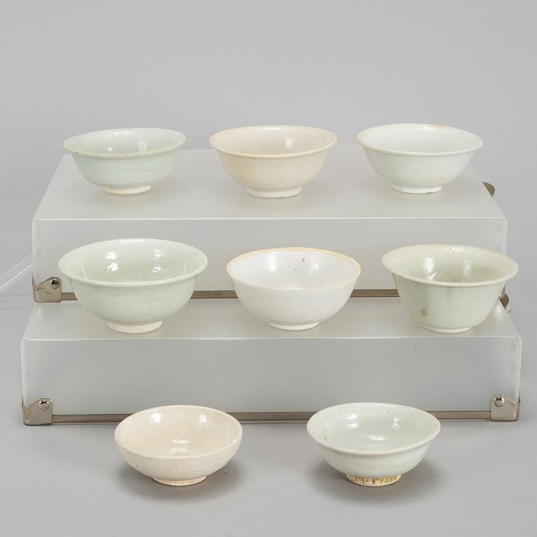 Eight white glazed Southeast asian ceramic bowls, 16th/17th century.