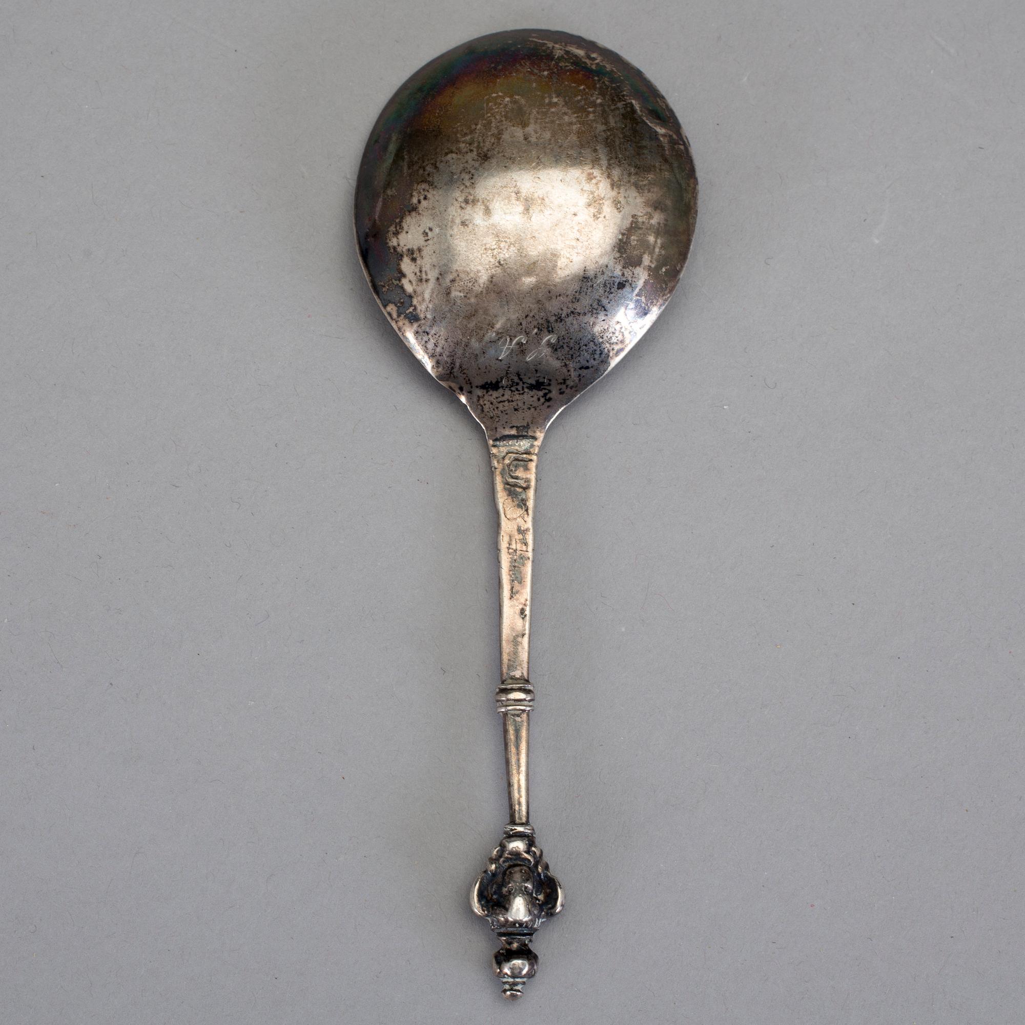 BRÄNNVINSSKED med dubbel kerubknopp, icke identifierad mästarstämpel, 1600-tal. Vikt ca 28 g.