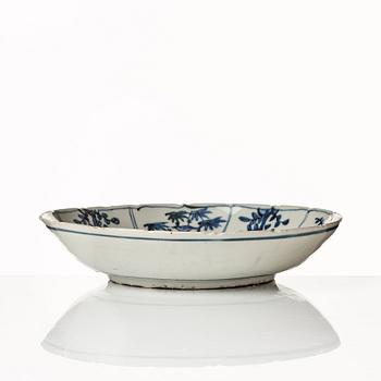 A blue and white dish, Ming dynasty, Wanli (1572-1620).