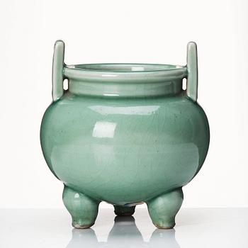Rökelsekar, tripod, celadon. Qingdynastin (1644-1912).