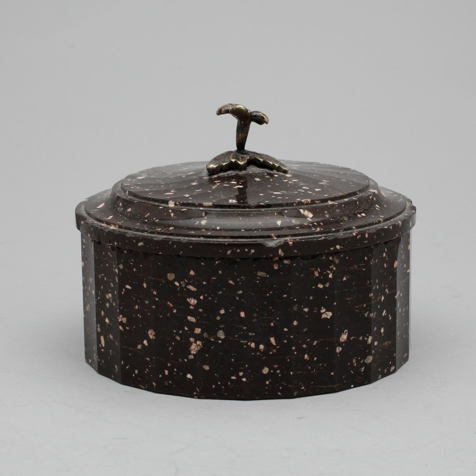 SMÖRASK, porfyr, Älvdalen, empire, 1800-talets början.