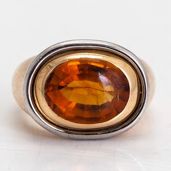 An 18K gold/platinum ring, with an oval-cut citrine.