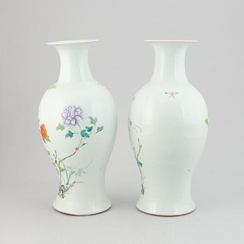 A pair of famille rose vases, late Qing dynasty, circa 1900.