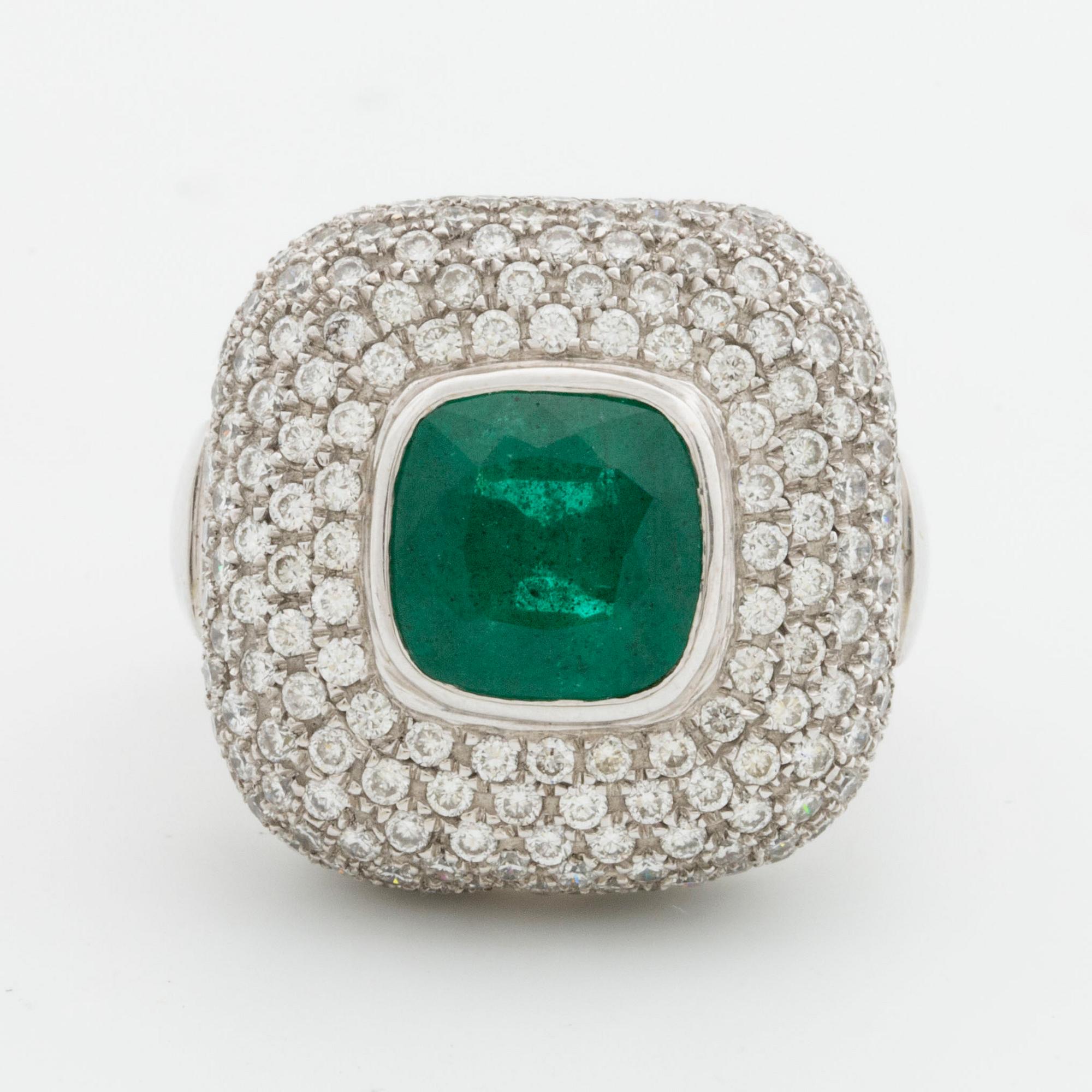 SMARAGDRING, 18K vitguld 1 smaragd ca 10 x 10 mm samt briljanter ca 3,5 ct.