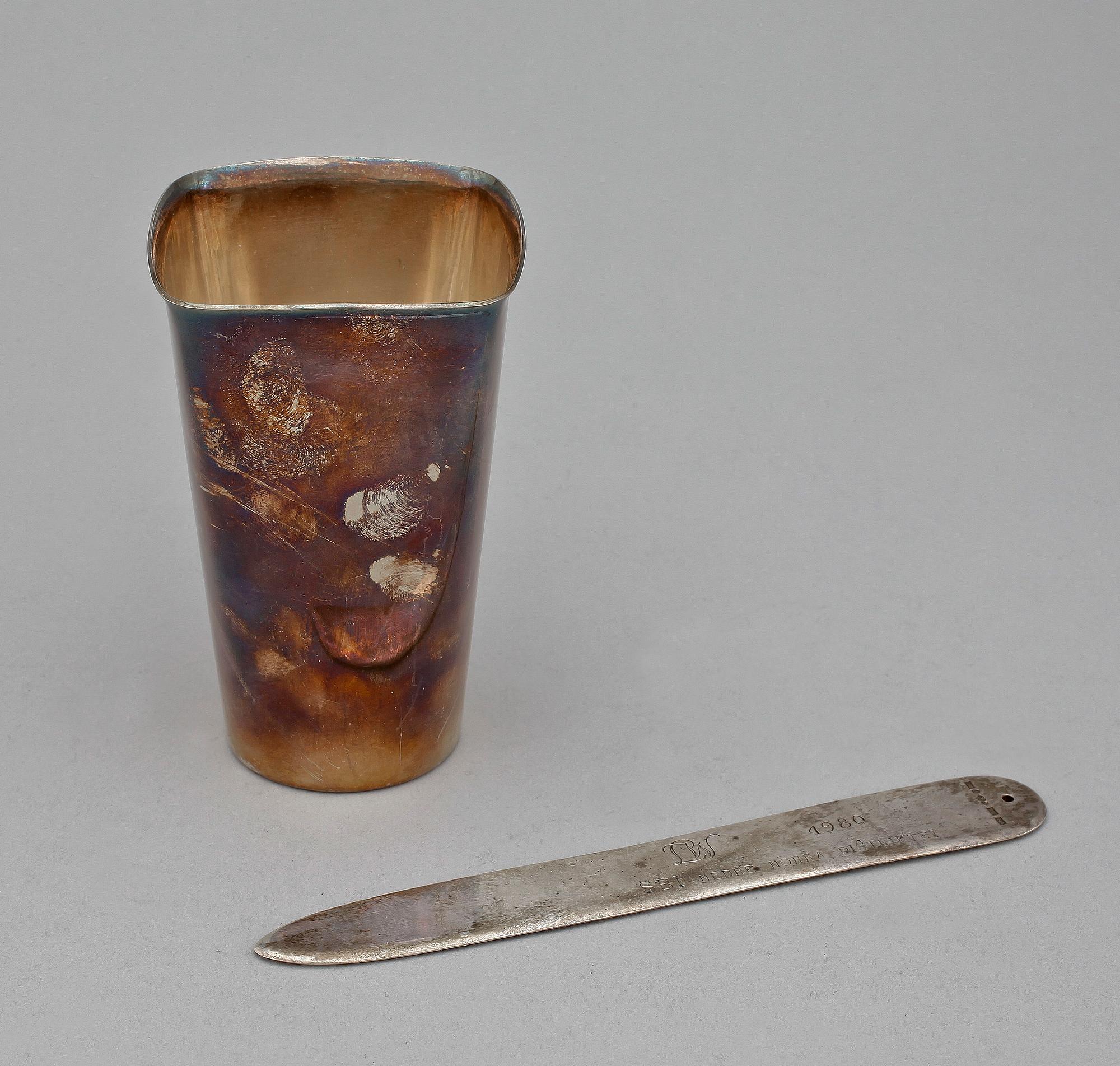VAS samt BREVKNIV, sterlingsilver, bla Karl-Erik Lindholm, Bollnäs, 1980. Tot vikt ca 263.