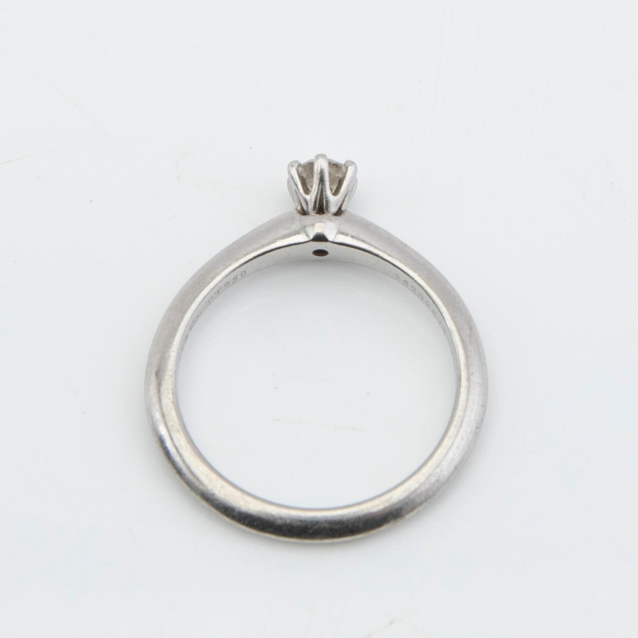 Tiffany & Co, ring, platina med briljantslipad diamant.