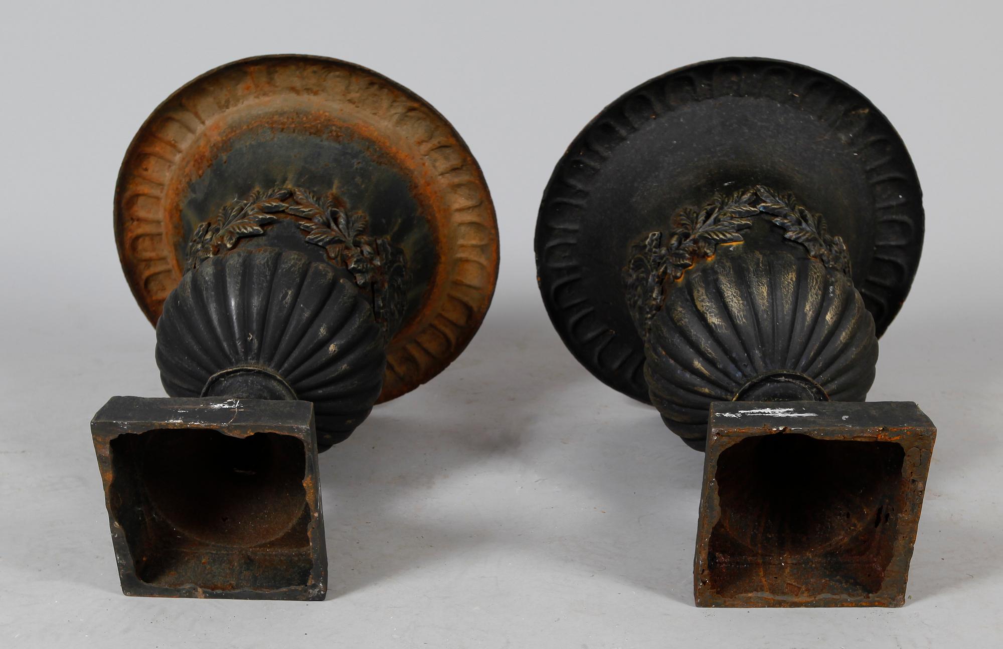 TRÄDGÅRDSURNOR, 1 par, gjutjärn, empirestil, samtida.