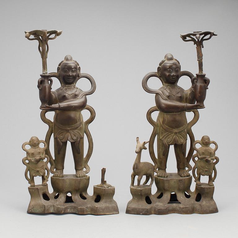 FIGURINER, 2 st, brons, Kina omkring 1900.