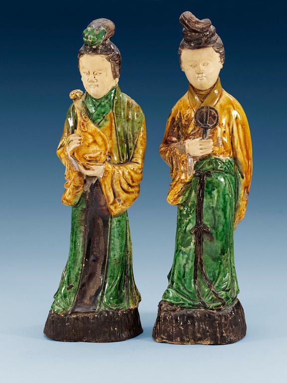 FIGURINER, två stycken, lergods. Ming dynastin (1368-1644).