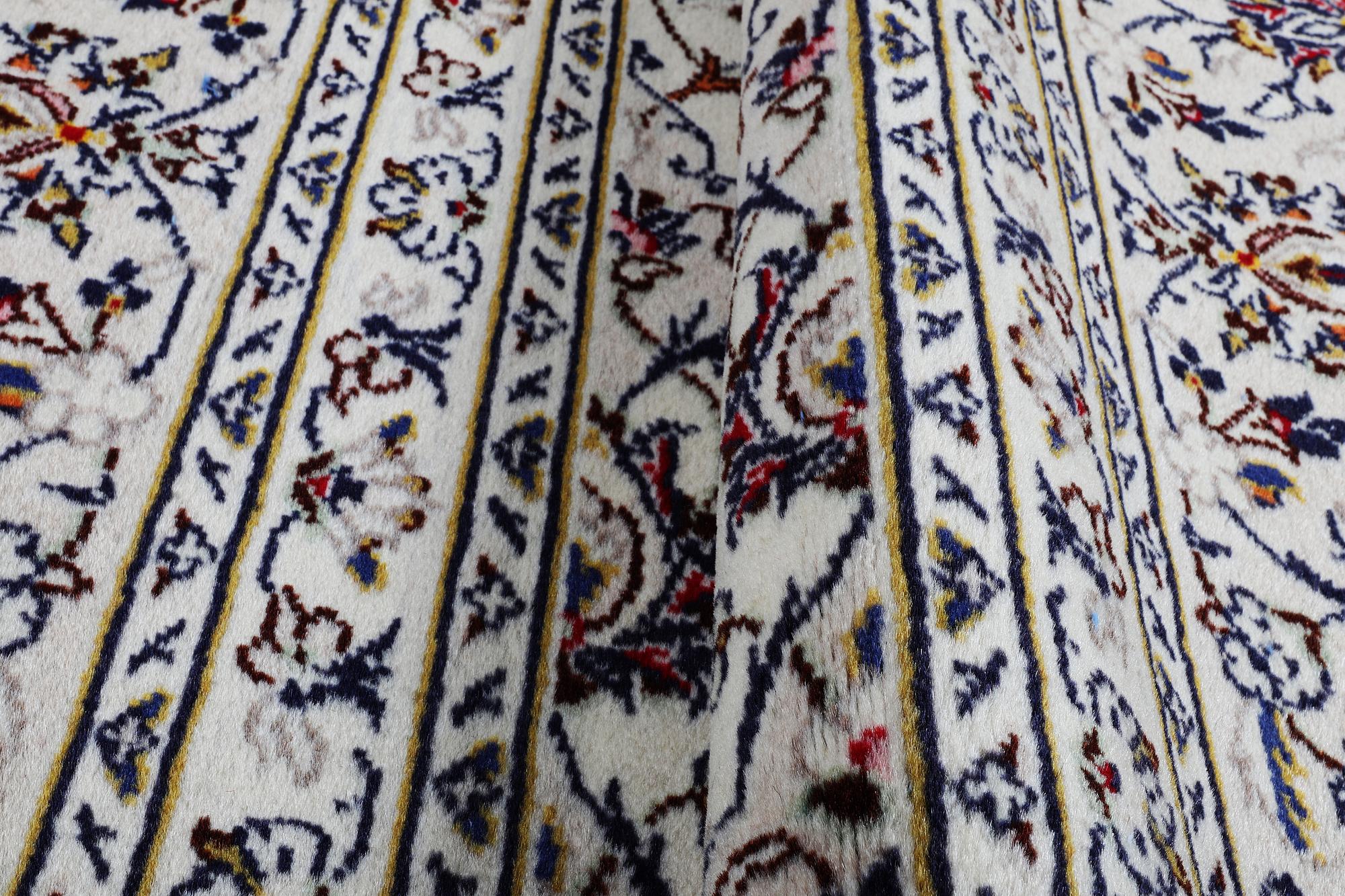 A carpet, Kashan, ca 312 x 200 cm.