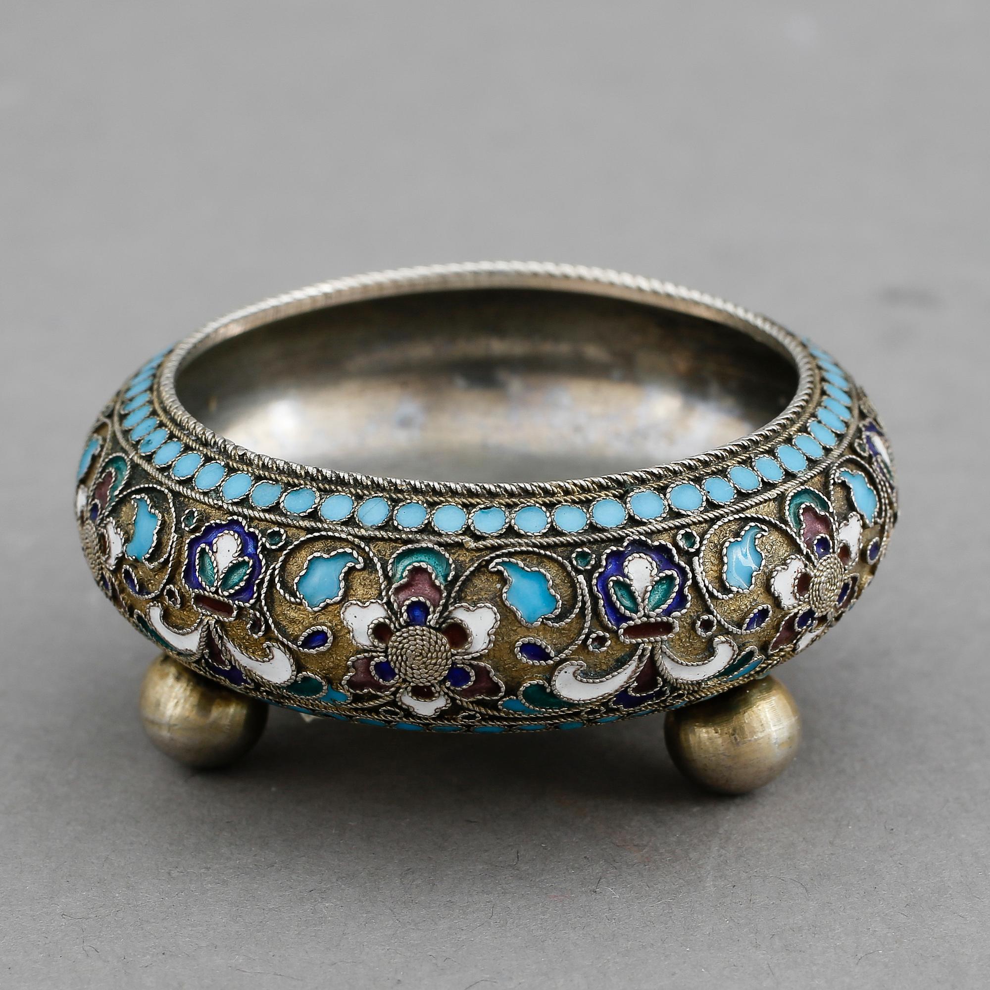 SALTKAR, silver, emalj, Ryssland omkring 1900. Vikt ca 30 gram.