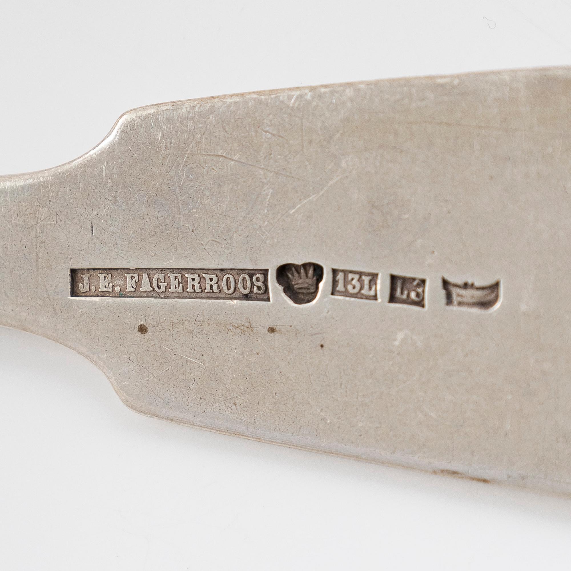 Johan Edvard Fagerroos, matskedar, 12 st, och Hjalmar Fagerroos, matgafflar 12 st, Helsingfors 1868 och 1916.