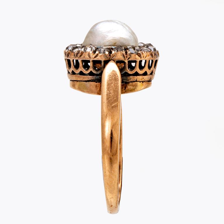 Ring 14K guld med 1 pärla ca 7 mm och rosenstenar.