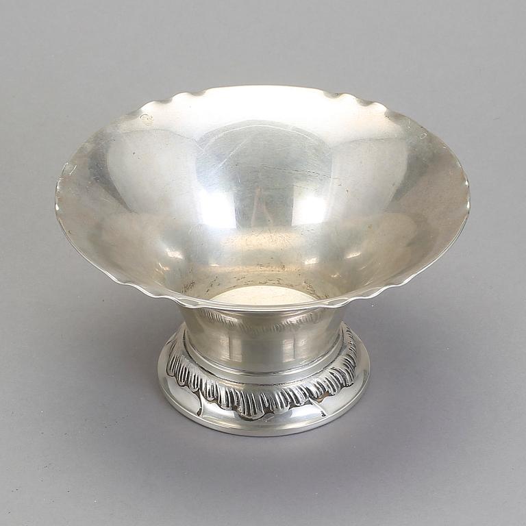 SKÅL, silver, CG Hallberg, Stockholm, 1928. Vikt 323,9 g.