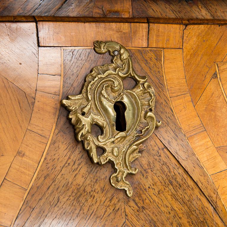 A SWEDISH ROCOCO CHEST OF DRAWERS, 1770s.