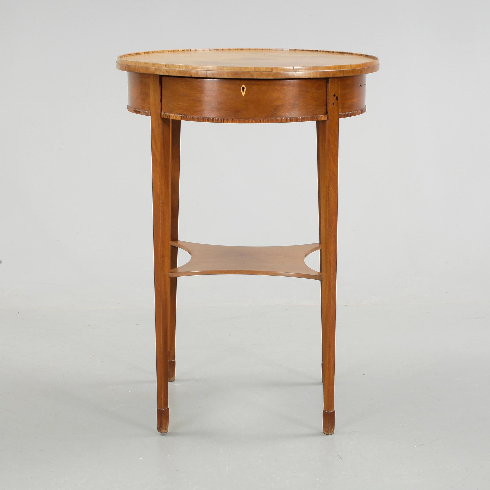 BORD. Sengustaviansk stil, 1900-talets första hälft.