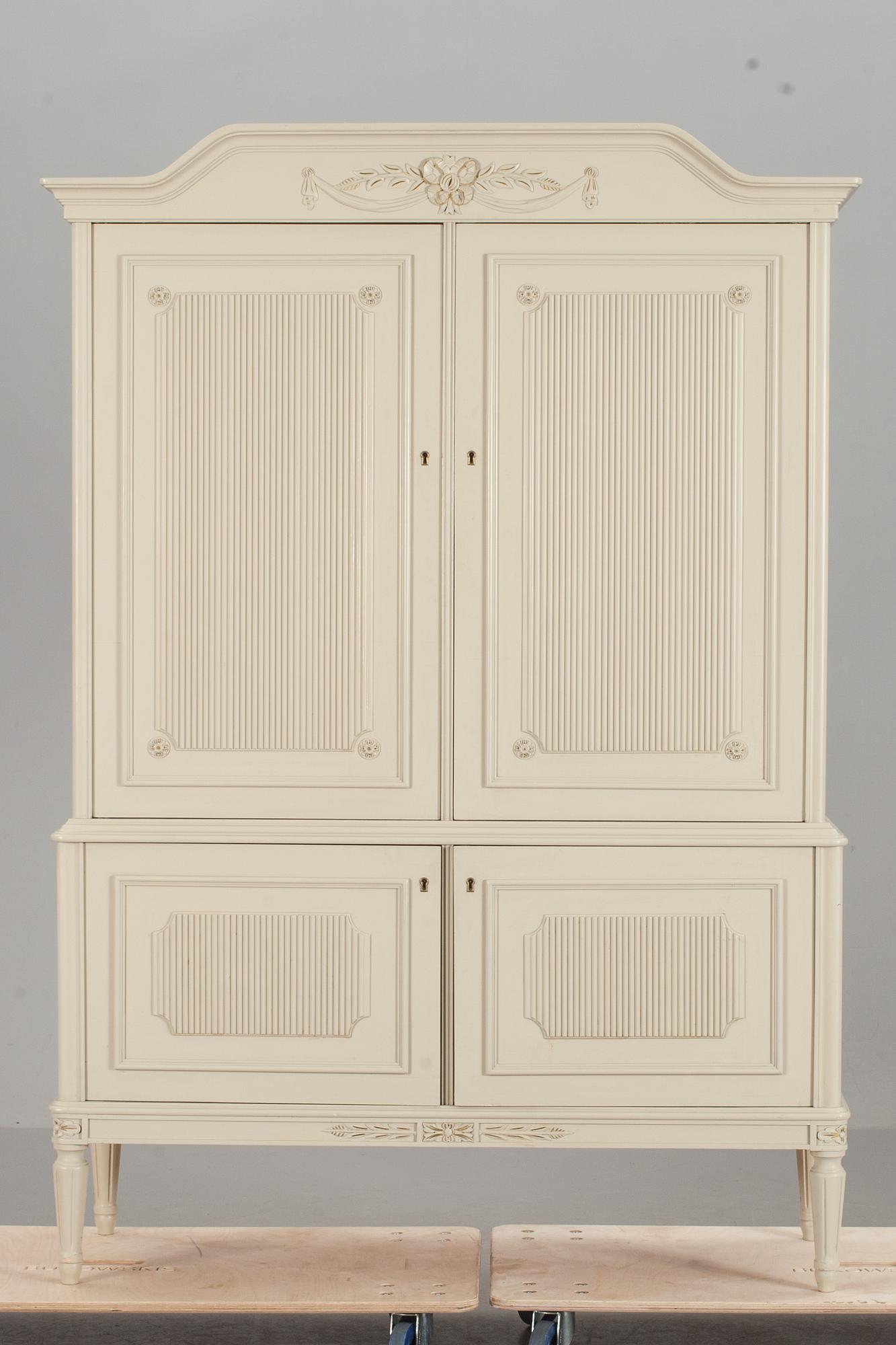 SKÅP, gustaviansk stil. 1900-talets andra hälft.