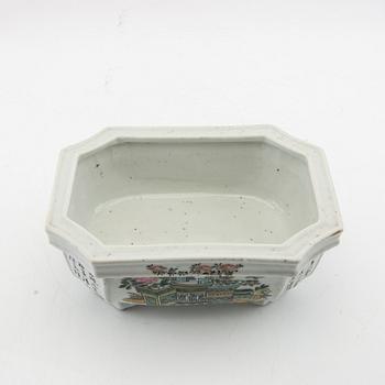 Exterior bowl/dish China 20th century porcelain.