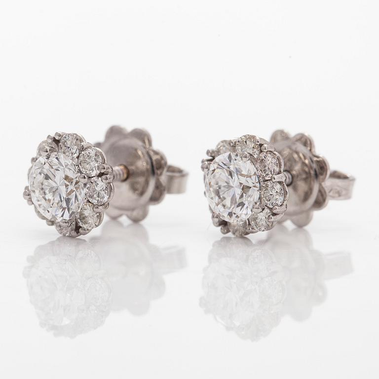 Korvakorut, 18K valkokultaa, ja briljanttihiottuja timantteja. Mukana GIA-raportti.