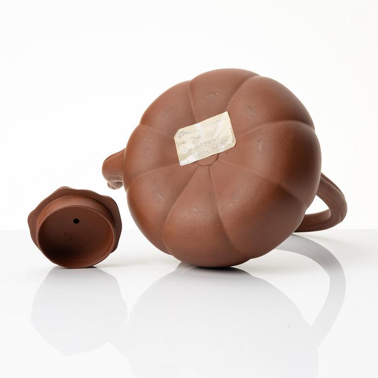 Zhang Honghua, A red yixing teapot, 1980s.