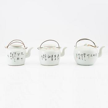 A set of three Chinese tea pots, 20th century.